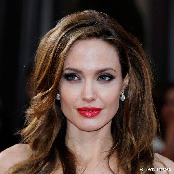 Angelina Jolie tamb?m aposta no batom vermelho para destacar os seus famosos l?bios volumosos